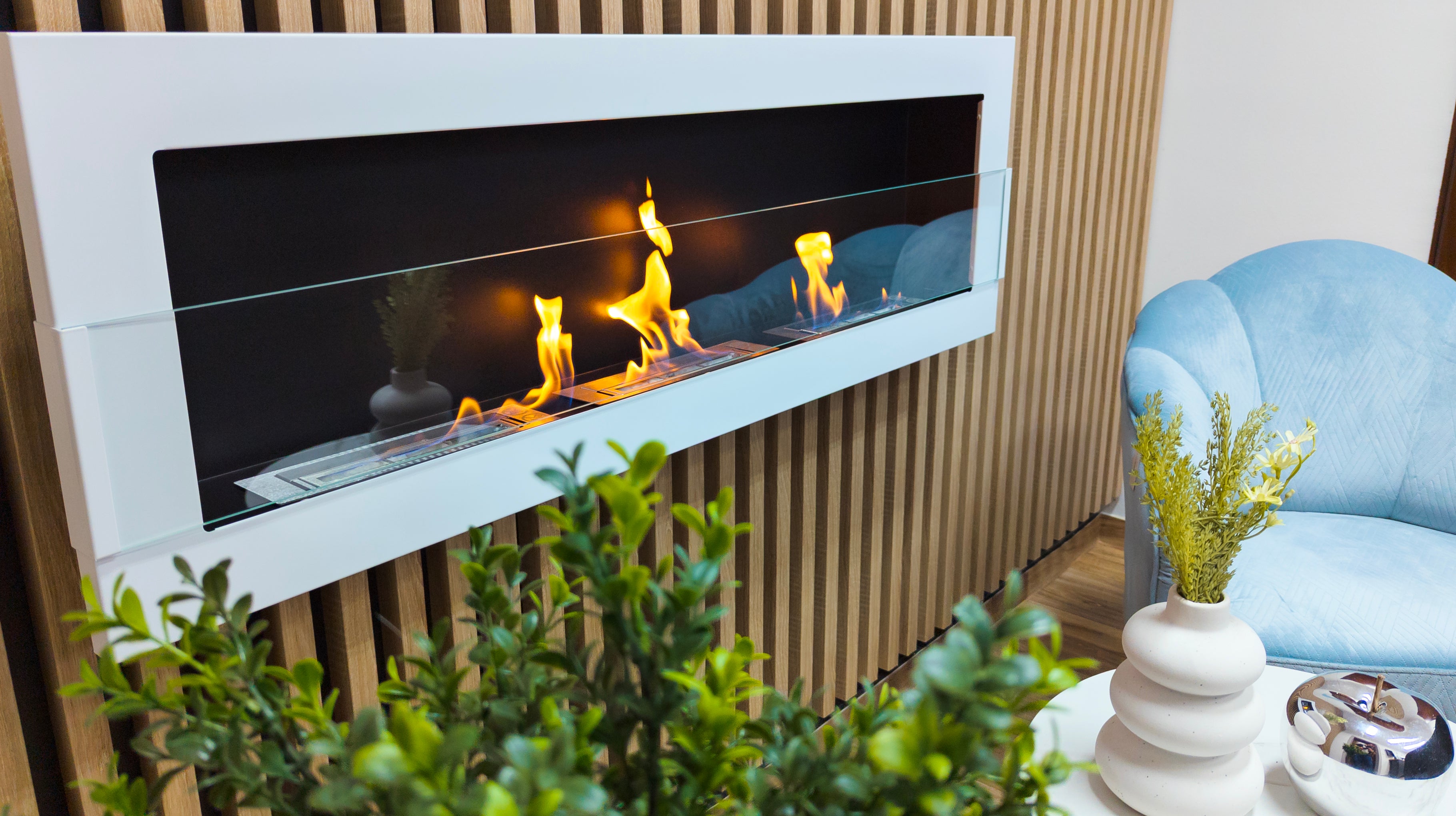 Biofireplace Wall-mounted 1200x400 white gloss with glass
